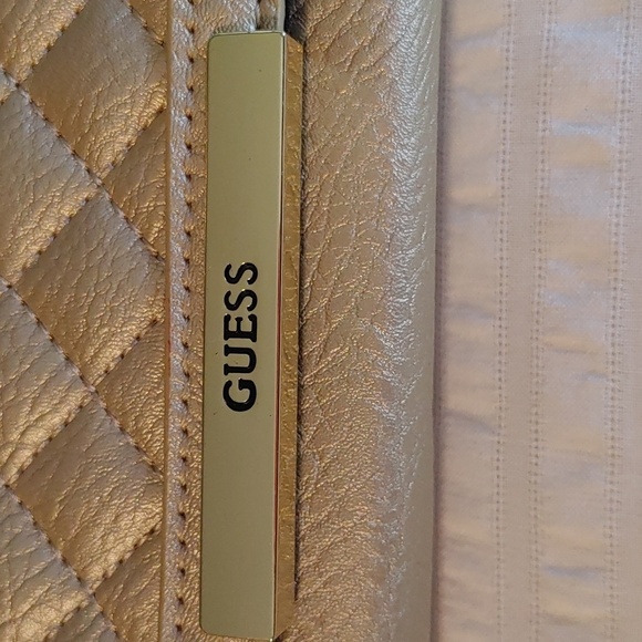 🍁GUESS GOLD WALLET WITH WRISTLET - Picture 2 of 10